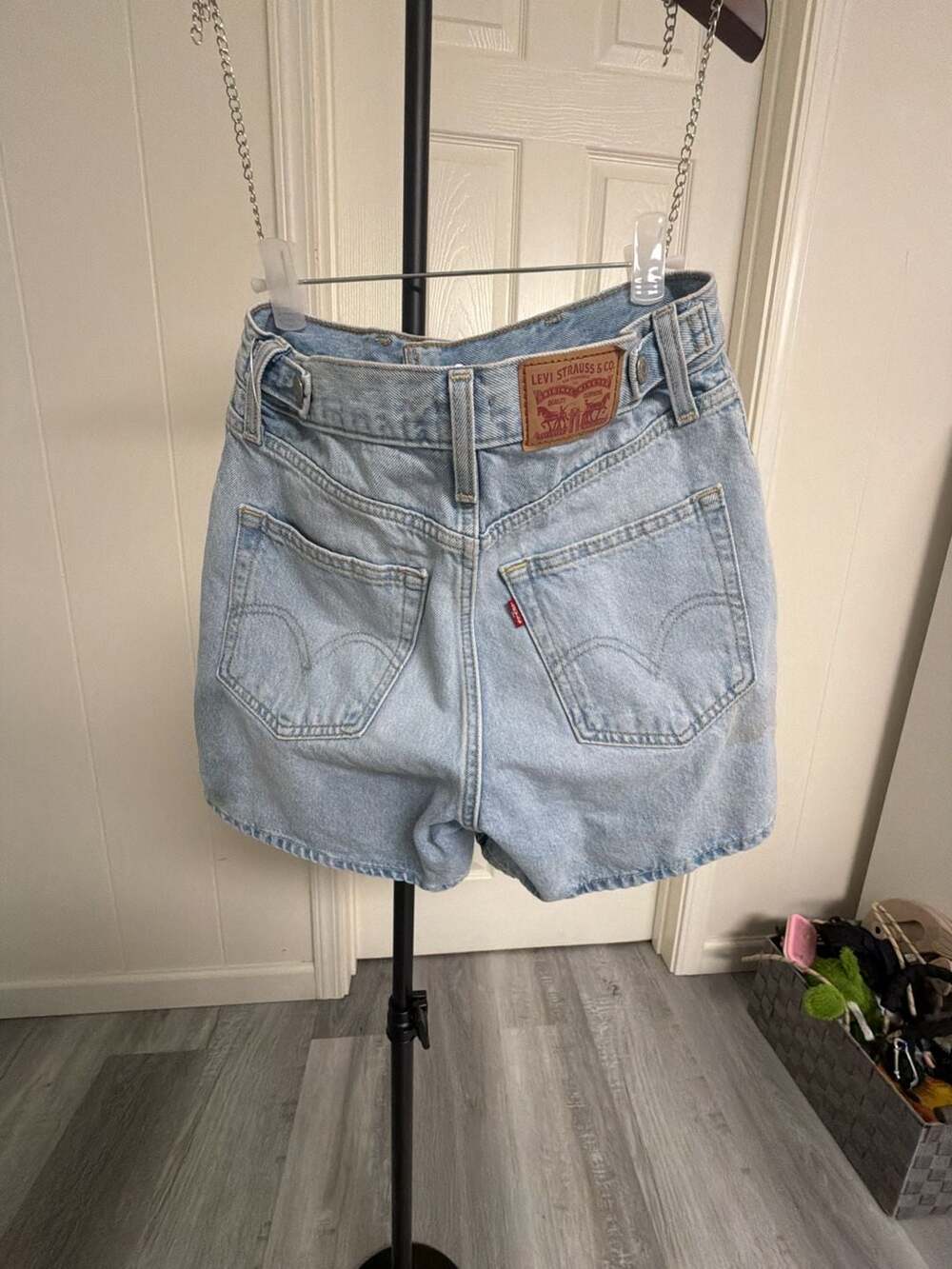 Levi's Cinch Shorts Size 27 - Picture 3 of 5